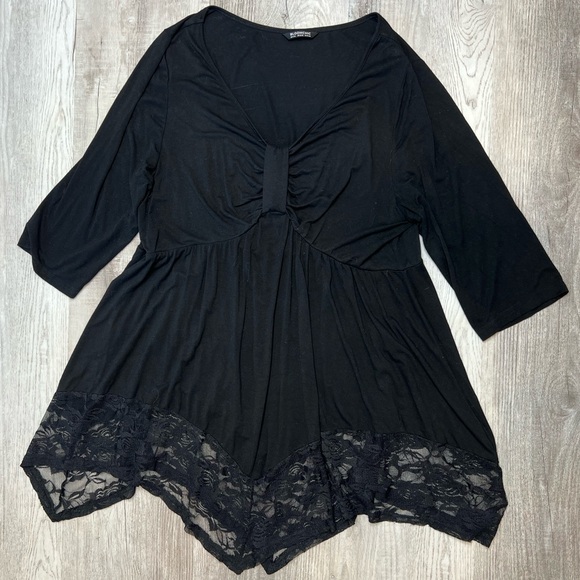 BloomChic Tunic Top Black Lace Hem Short Sleeve Women’s Size 14/16 XL V-neck - Picture 1 of 12